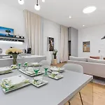 Stylish 2br In Old Town